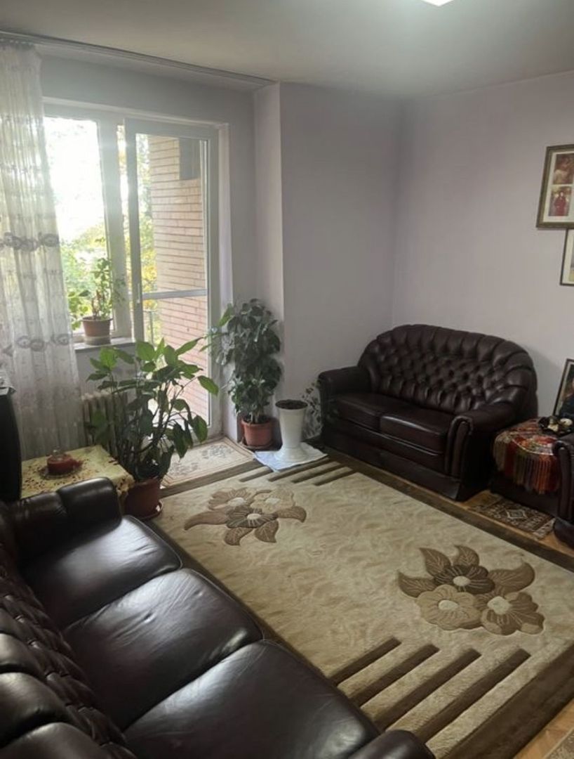Vand apartament 3 camere - Poză 1