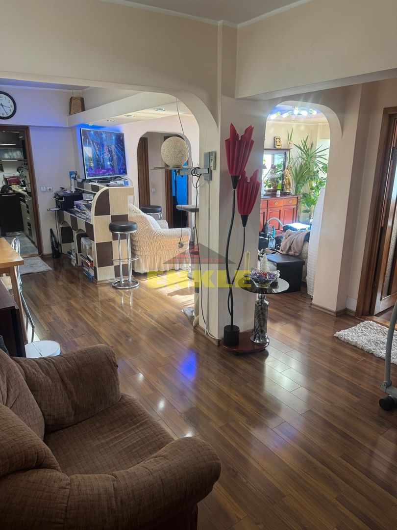 De vanzare apartament cu 3 camere,  zona Liceului Mihai Eminescu - Poză 2