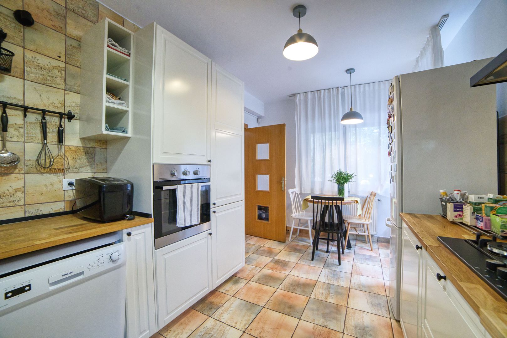 Casa complet mobilata 5 camere 3 bai curte generoasa - Poză 1