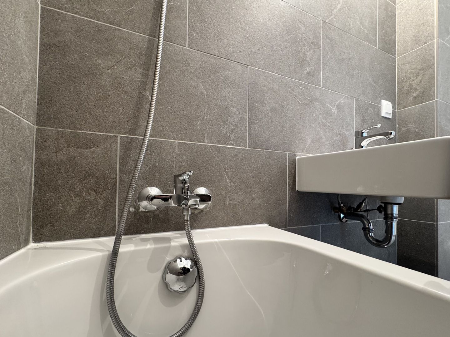 Apartament cu 2 camere, etaj 3/6, orientare Nord - Lac Straulesti - Poză 4