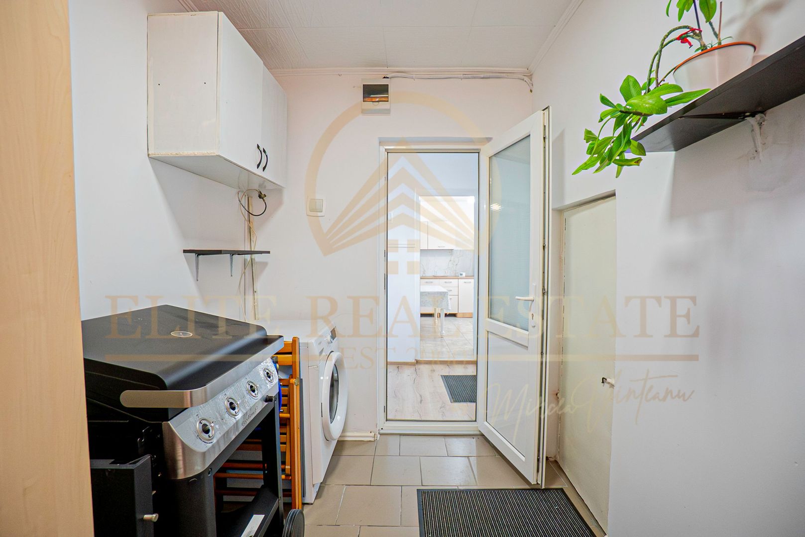Apartament in vila , Curte  , Garaj - Pod butelii - Poză 10