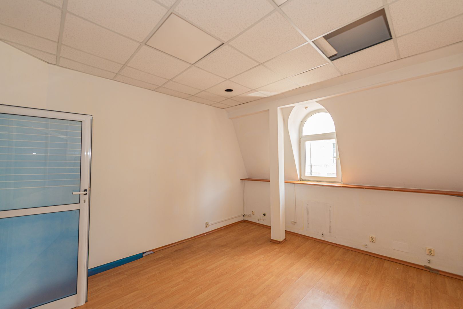 Spatiu comercial de inchiriat, 9 camere, 3 bai, Universitate, 120mp - Poză 19