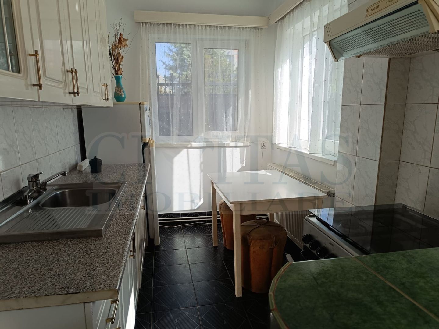 Apartament la casa, zona deosebita, 60 mp, semidecomandat. - Poză 4