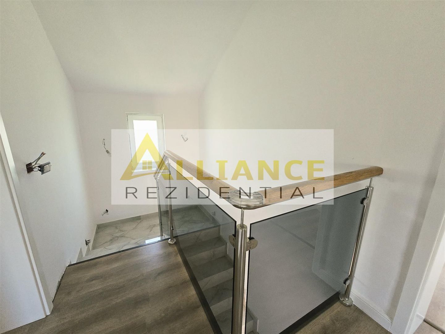 Casa individuala- 6 camere - 4 bai- 3 dressinguri-100m de autobuz - Poză 9