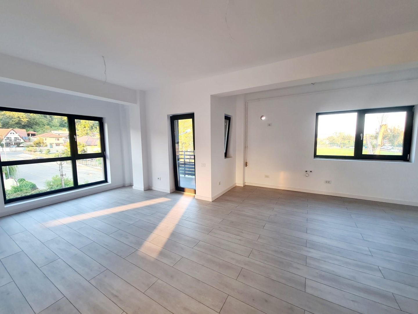 Apartament 3 camere de vanzare - Poză 1