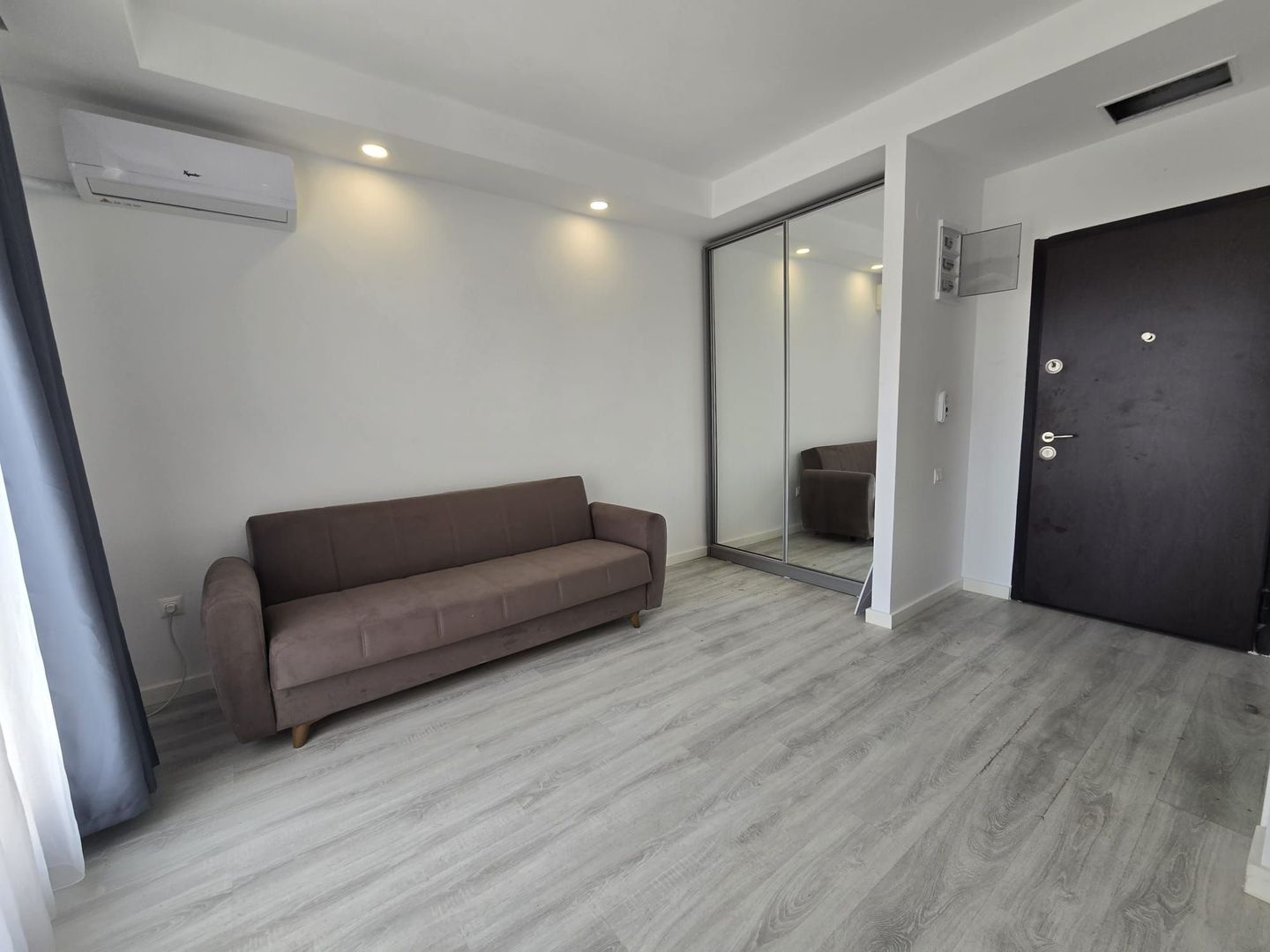 COSMOPOLIS - Studio Simplu Tip Garsoniera, mobilat si utilat. - Poză 1