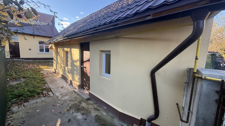 2 corpuri de Casă renovate + teren 125 mp Campina - Poză 6