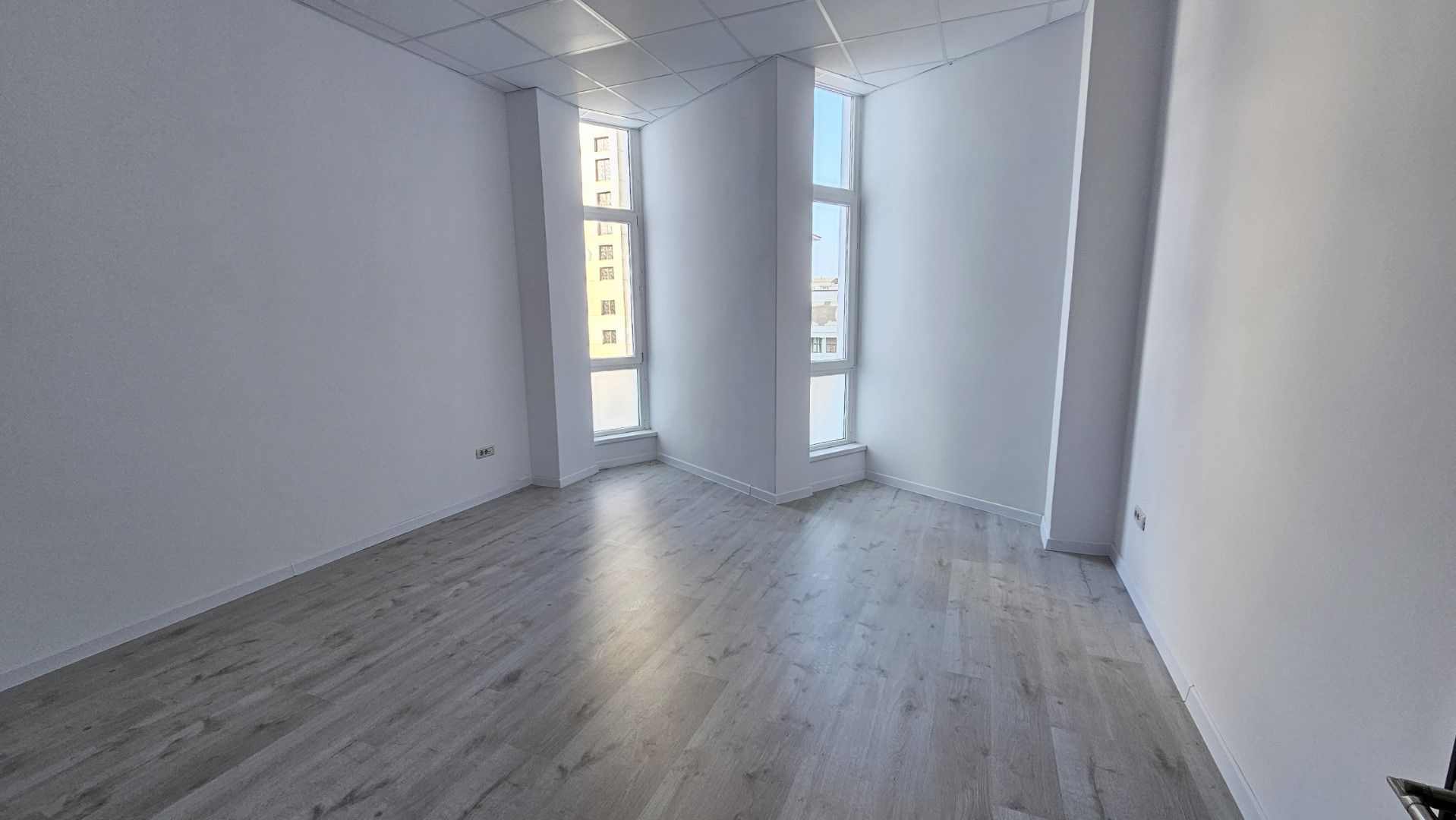 DE ÎNCHIRIAT - Spații birouri, ULTRACENTRAL, S= 18 - 50 mp; - Poză 2