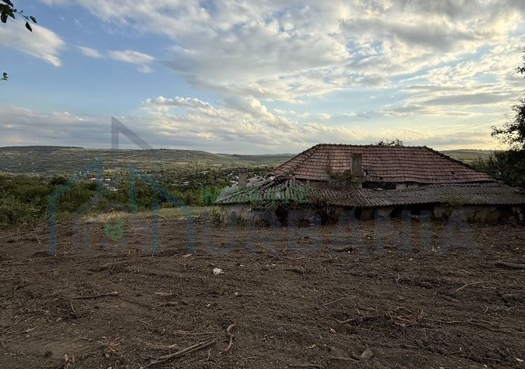 Casă nelocuibilă pe teren de 1.914 mp în Comarna, la 17 km de Iași, cu curent și acces la asfalt - Poză 3