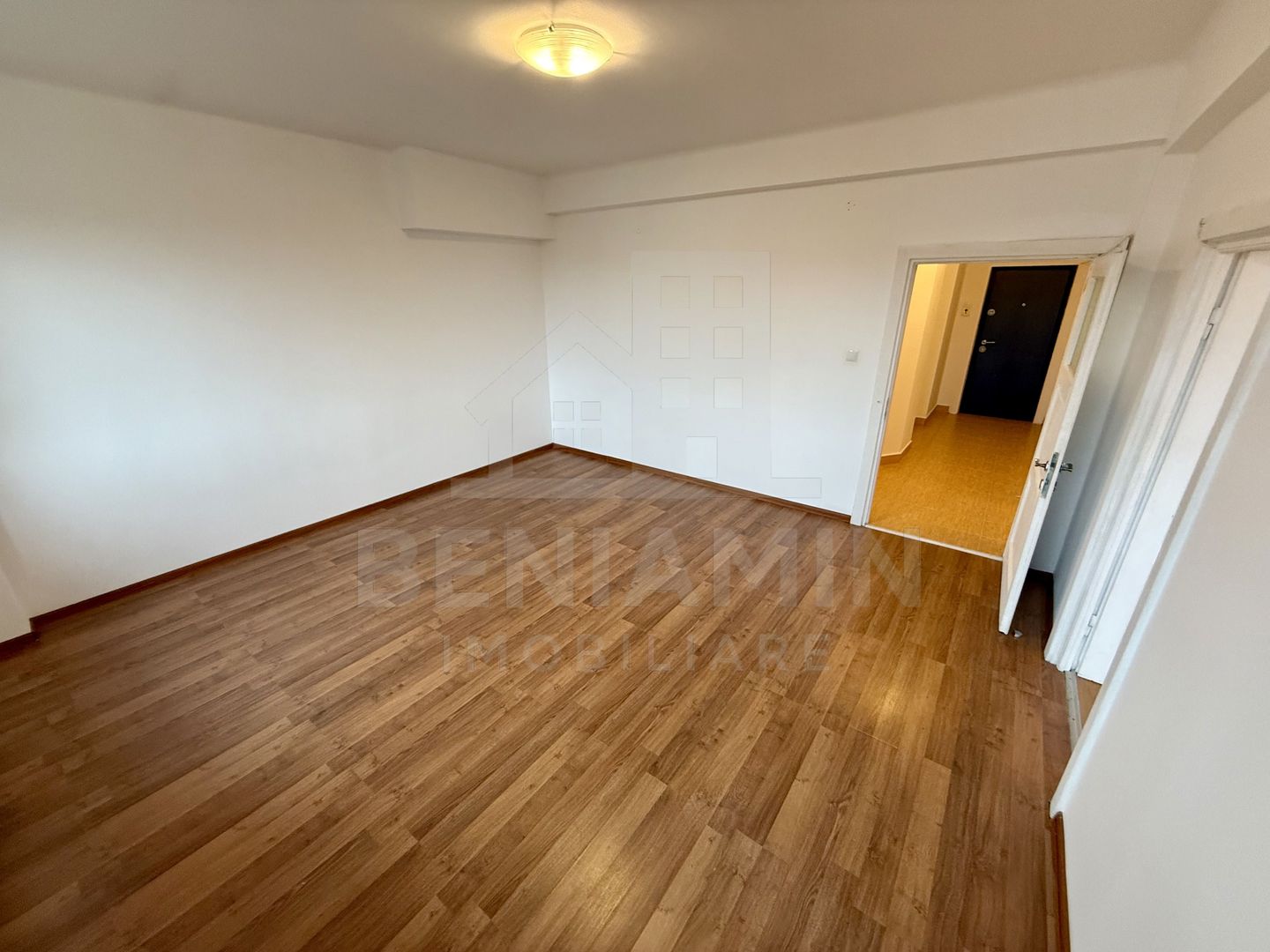 2 camere - 55mp - etaj 3 - centrala proprie - parcare - Central - Poză 2