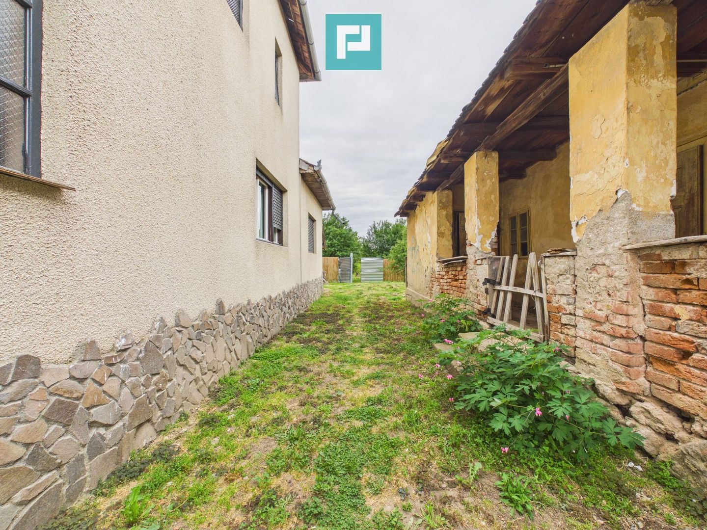 Casă P+M cu grădină generoasă în Ineu - Poză 23
