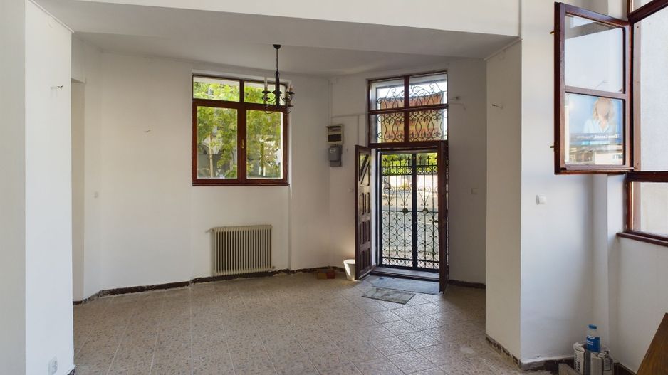 Casa individuala la 6 minute de Piata Unirii - Poză 1