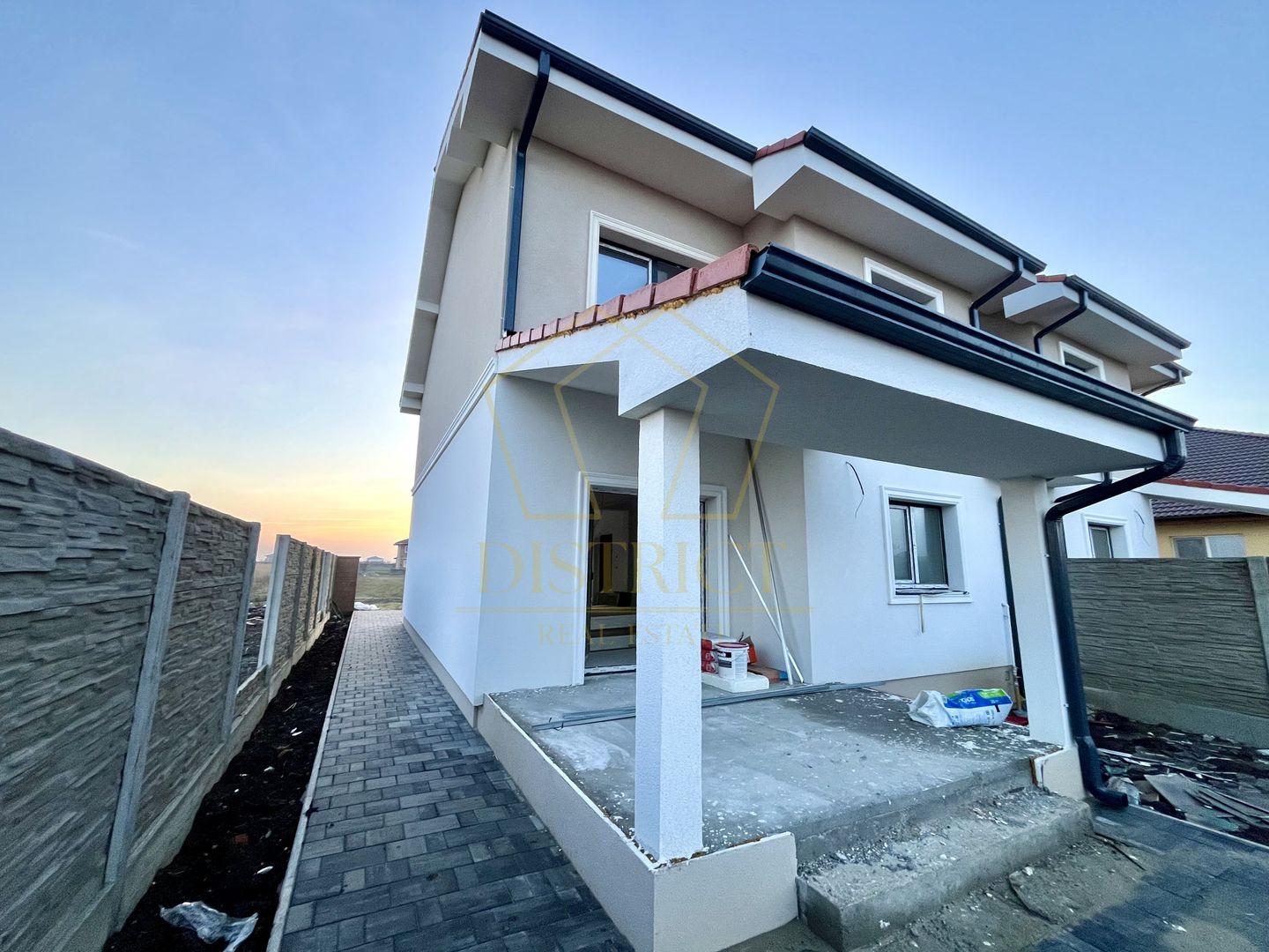 Duplex cu 4 camere despărțit prin camera tehnica | Mosnita Noua - Poză 1