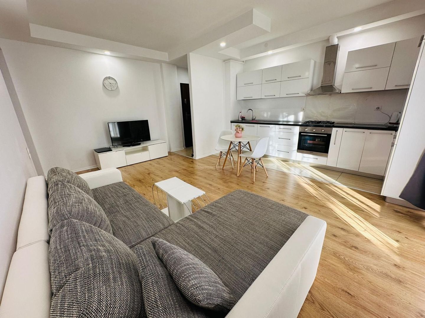 COSMOPOLIS - Apartament cu 2 camere si gradina, mobilat si utilat. - Poză 2