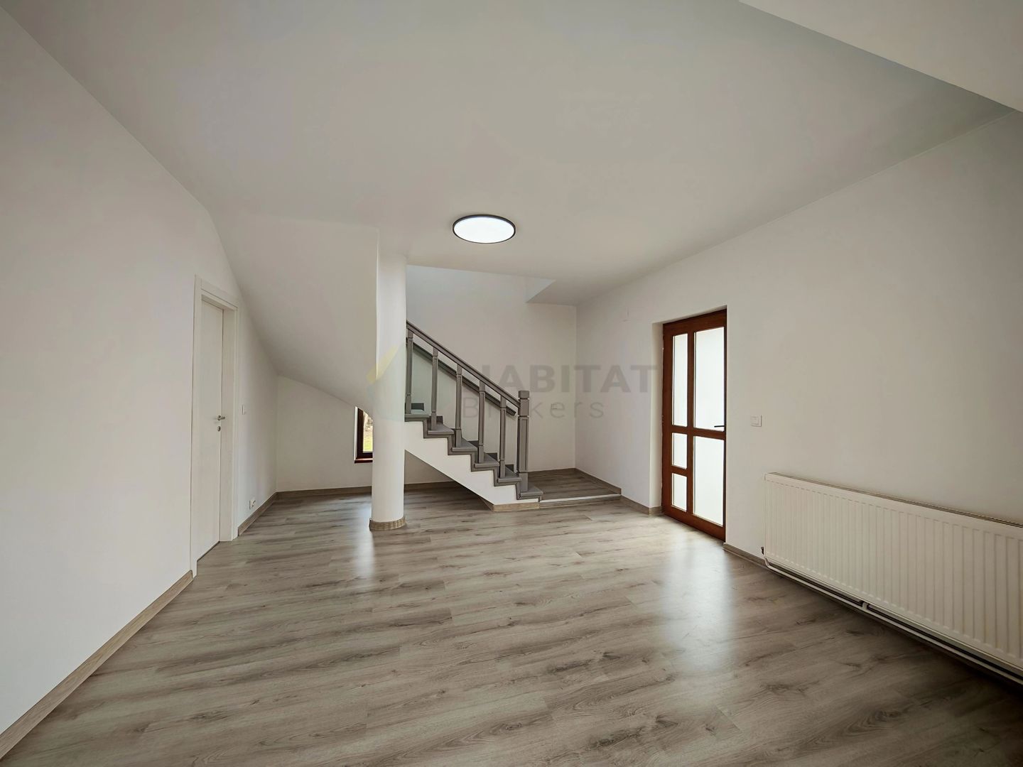 Vilă Individuală cu o curte generoasa zona Aparatorii Patriei - Poză 9