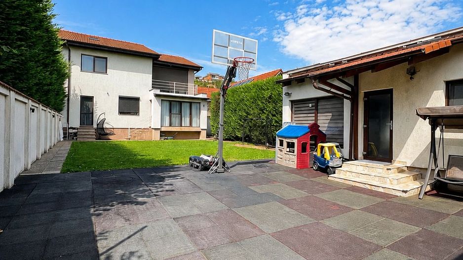 Vila cu 6 camere 4 bai, zona Spitalul Judetean, cu spa, garaj, beci - Poză 7