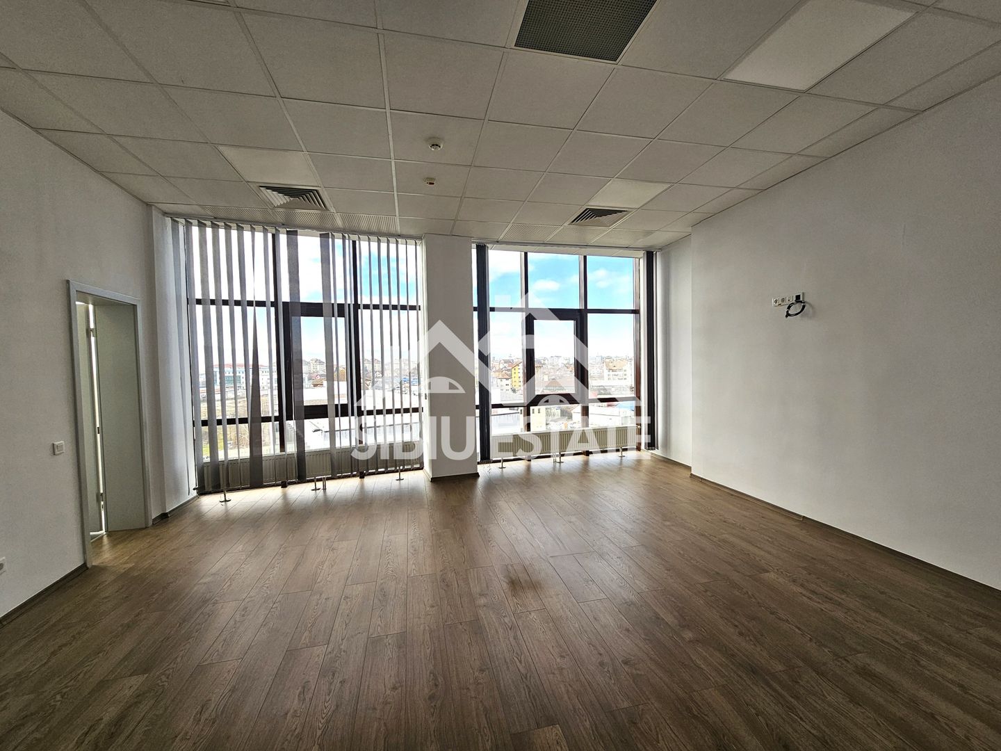 Spatiu de birouri de inchriat locatie centrala si vizibilitate buna - Poză 17