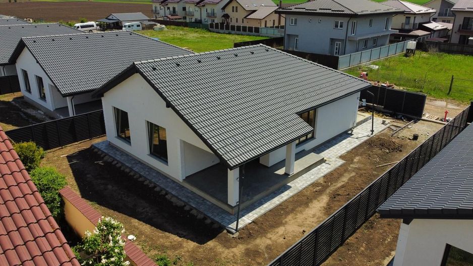 Casa pe parter cu 4 camere de vânzare - Sânpetru - Poză 3