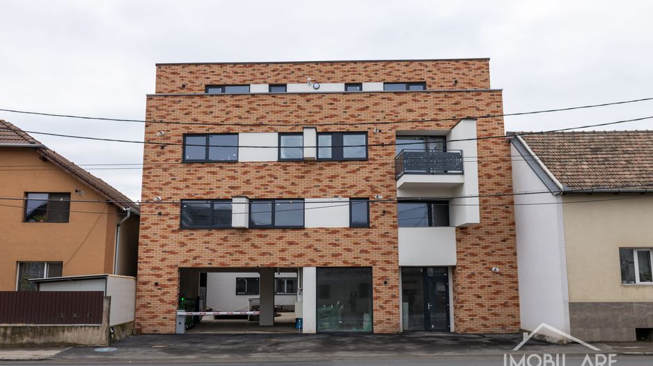 Spatiu comercial cu front stradal in locatie intens circulata - Poză 1