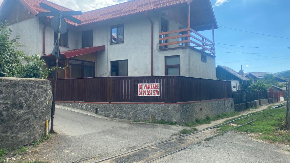 Vanzare casă la poalele Bucegilor!Potential pt. locuinta sau pensiune - Poză 1