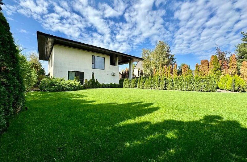 Vila lux de vanzare in cel mai dorit complex din Erou Iancu Nicolae-locatie rara - Poză 2