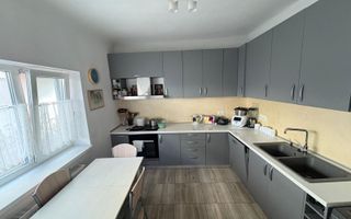 Casa frumoasa de vanzare la curte comuna, zona Centrala! - Poză 1