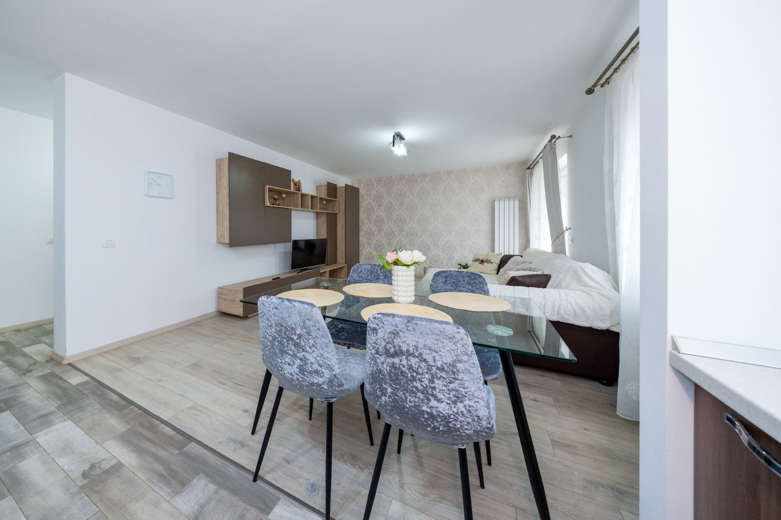 Apartament cu doua camere modern ,cu boxa in Top City - Poză 11