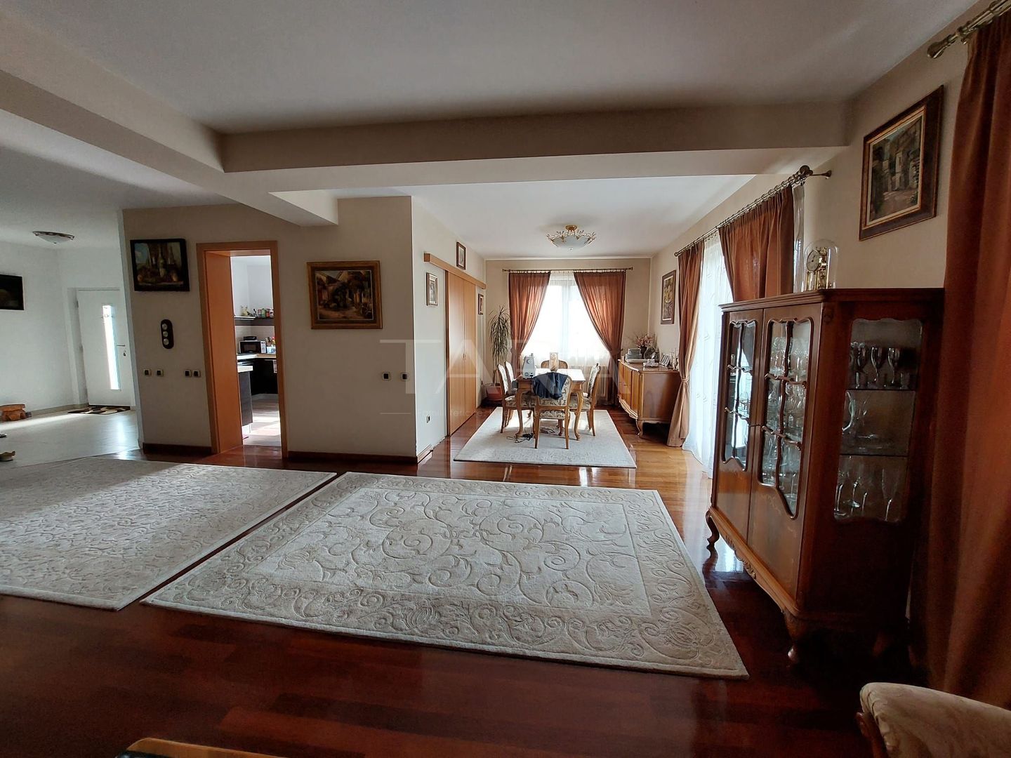 Casă cu 5 camere. de vânzare in Floresti, zona Parcului Poligon. - Poză 1