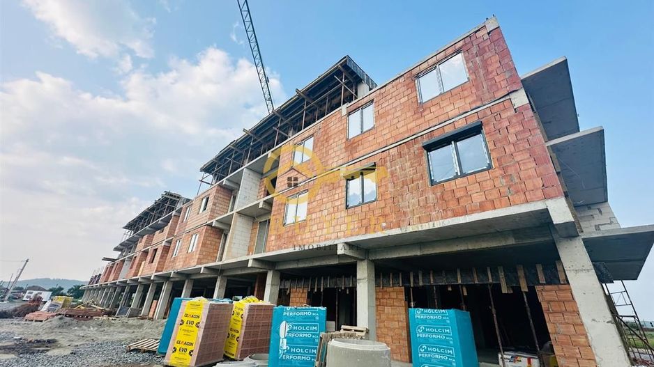 Penthouse cu 4 camere si terasa superba- Selimbar, panorama spre munti - Poză 1