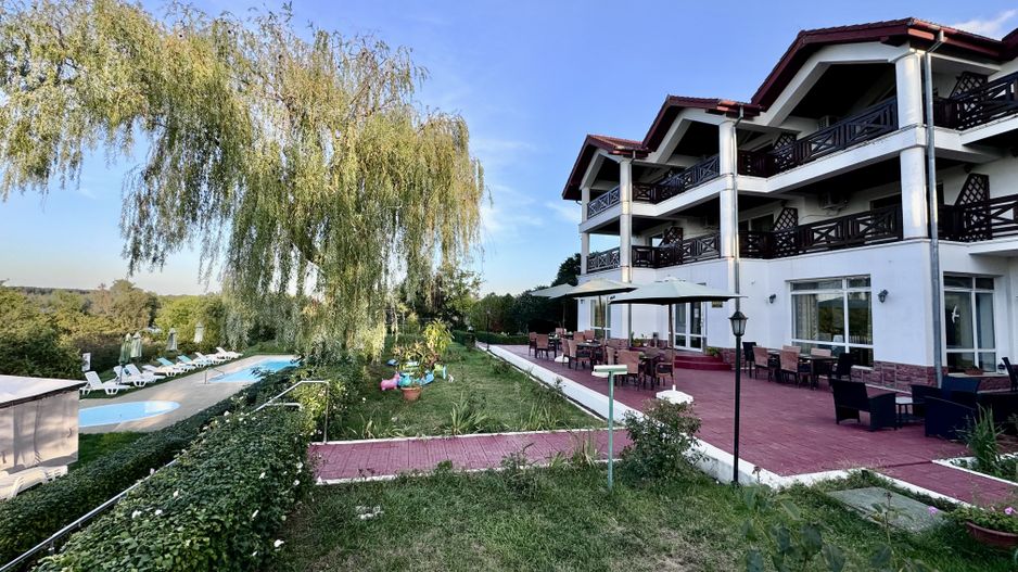 Hotel 20 camere Delta Dunarii 50 m deschidere teren 6000 mp acces auto - Poză 4