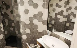 Apartament situat la etajul doi al unui bloc cu 3 etaje - Poză 12