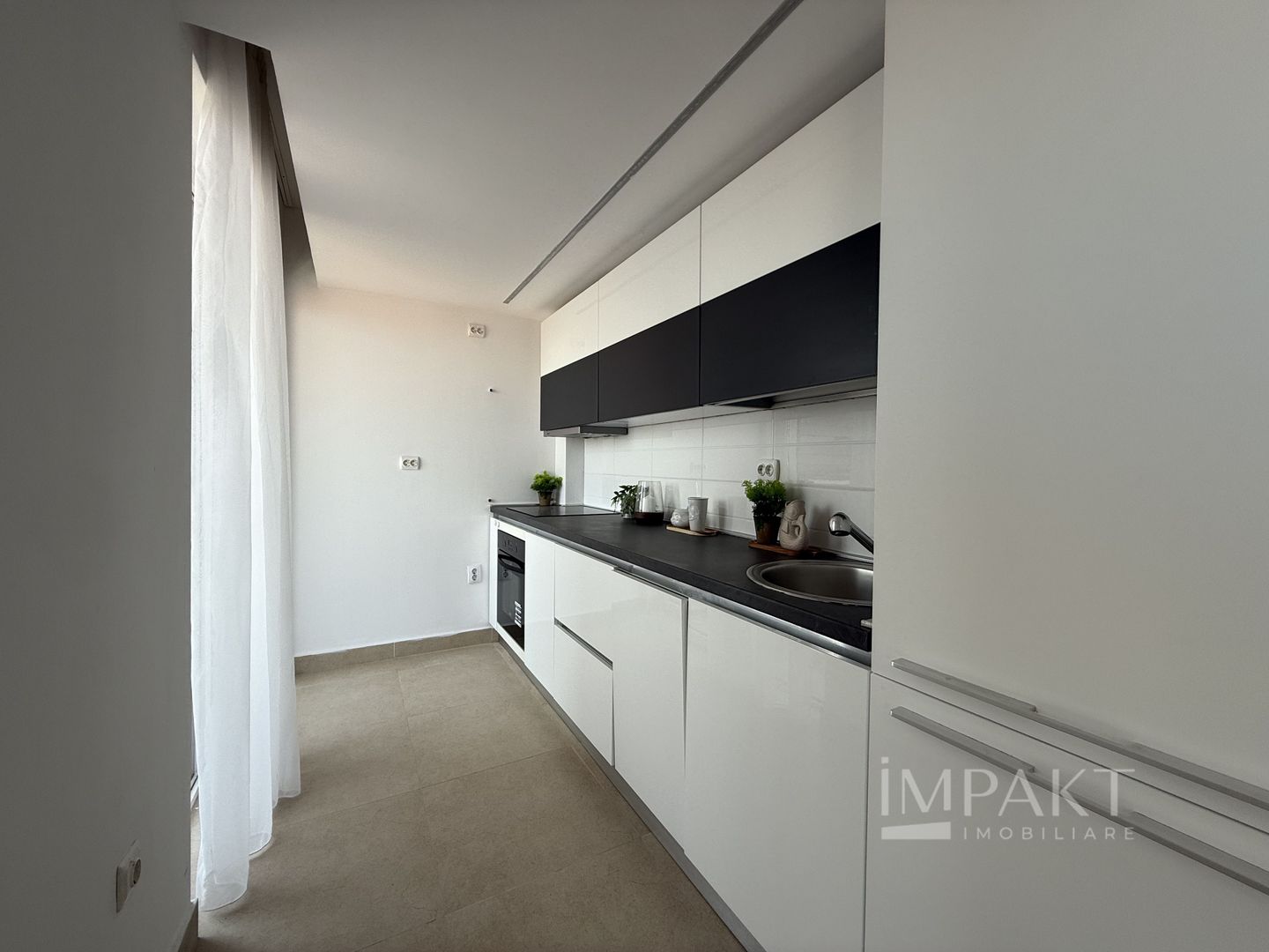 Penthouse pe doua niveluri cu 5 camere in cartierul Buna Ziua - Poză 4