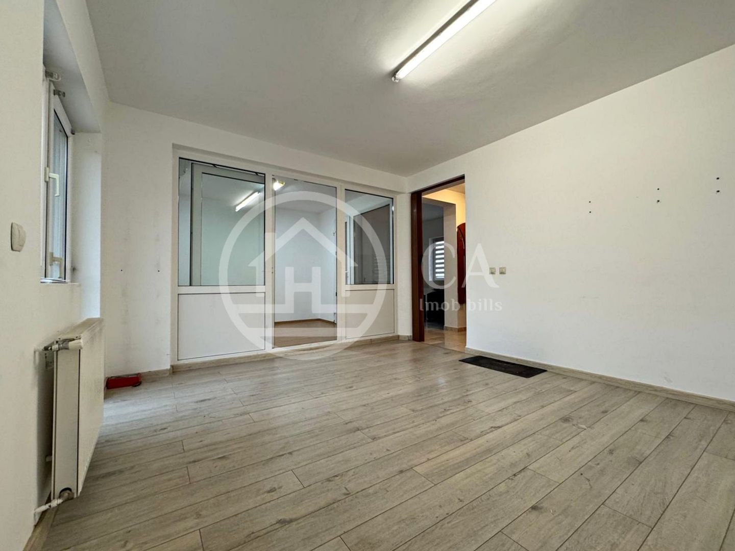 Casă de închiriat cu 4 camere în Cartierul Europa, Oradea - Poză 1