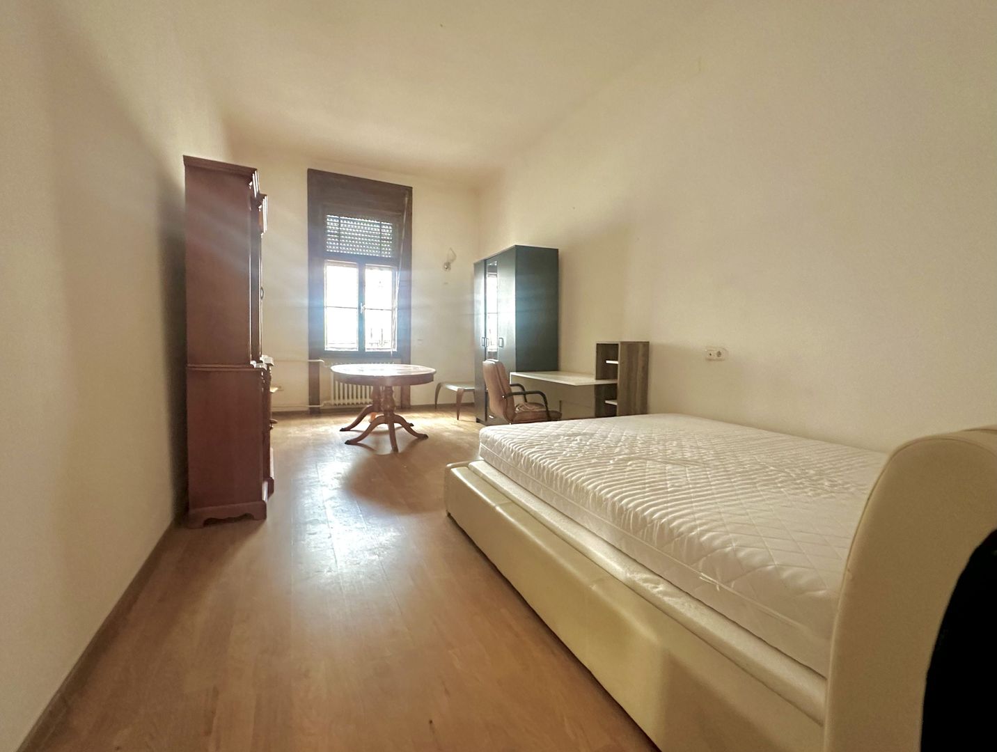 Apartament cu 3 camere de închiriat în Piața Victoriei - Poză 12