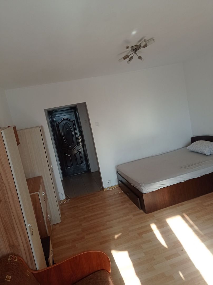 Garsonieră renovată, balcon închis, 50 m de metrou Costin Georgian - Poză 3