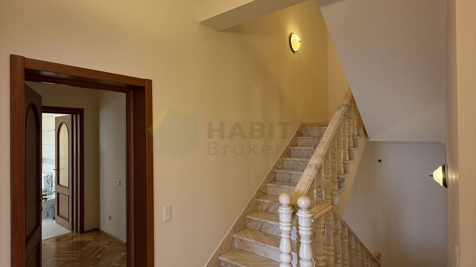 Vila 9 camere cu piscina si teren de 1.000 mp - Poză 11