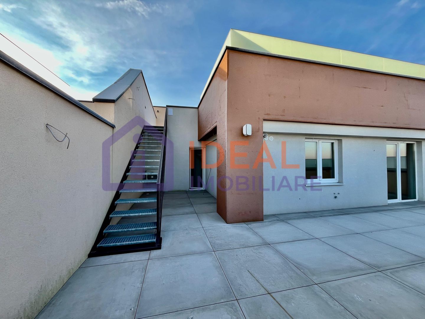 Penthouse cu 3 camere LA CHEIE, cu terase de 200mpu, zona Calea Surii Mici - Poză 3