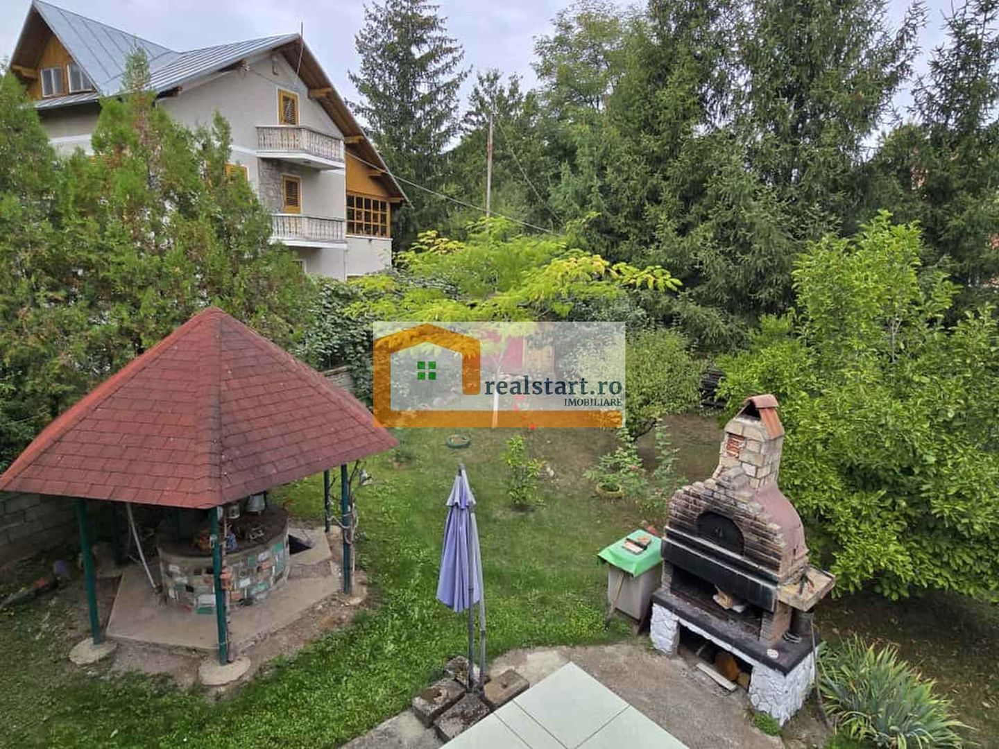 Vedere padure, panouri solare si fotovoltaice, pompa de caldura,  semineu - Poză 36