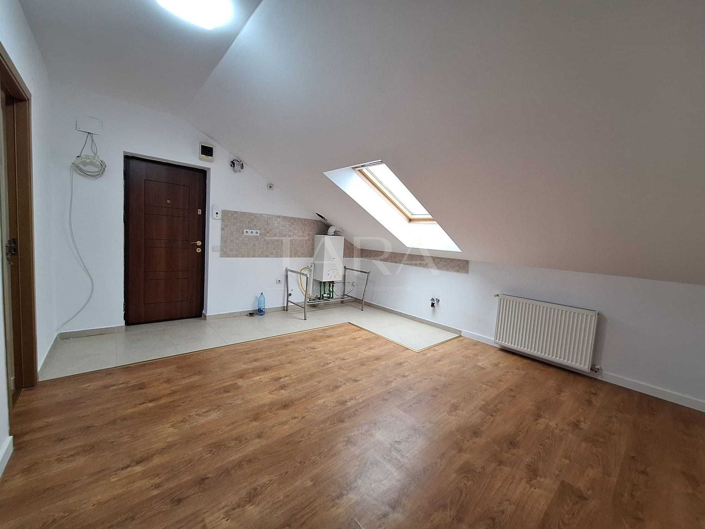 Apartament cu 4 camere tip mansardă,  Floresti. - Poză 1