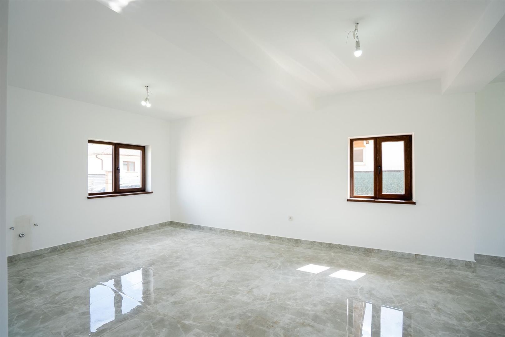 Casa la cheie Nojorid 3 dormitoare 2 bai - Poză 1