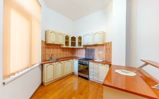 Apartament spațios, cu potențial multiplu, central - Poză 13