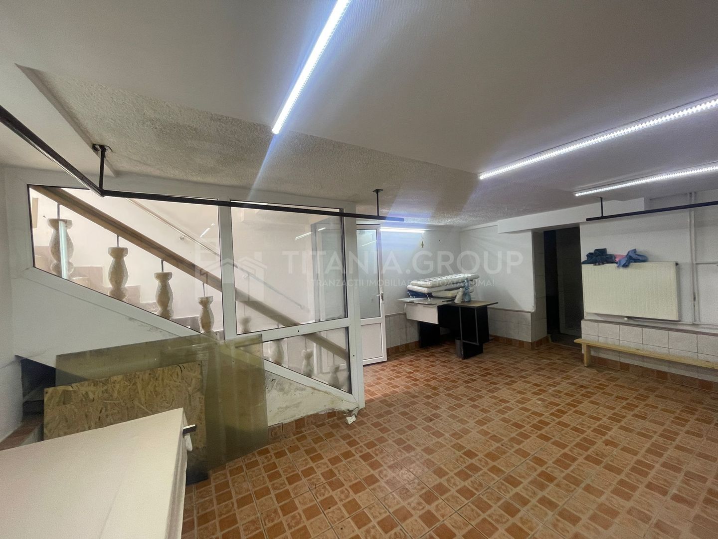 Spatiu comercial vad pietonal si auto. Pretabil salon/depozitare/crama - Poză 1