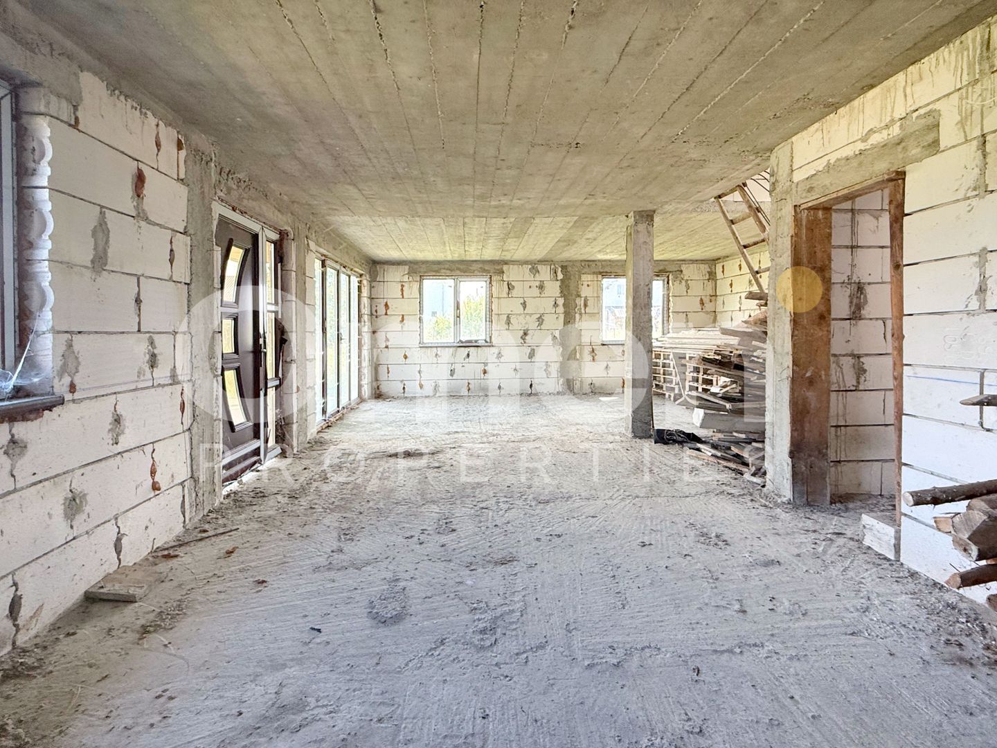 Casă cu potențial imens P+M, teren 7,91 ari, zonă liniștită, Ocna Șugatag. - Poză 3