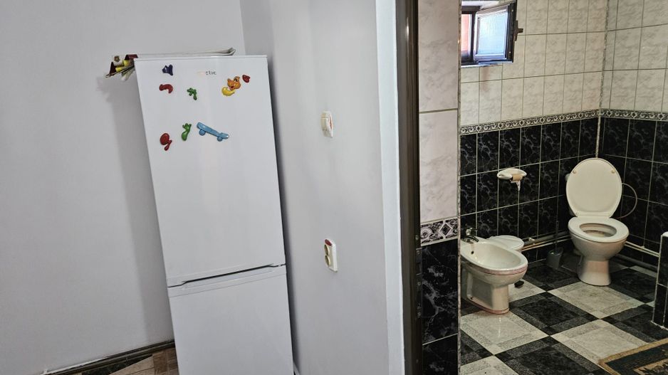 Casă de vânzare în Golești – locație excelentă lângă muzeu - Poză 9