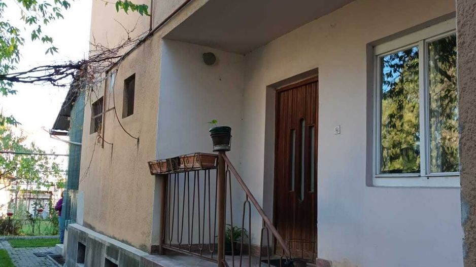 Casa cu etaj, 4 camere, central, cu acces auto in curte - Poză 2