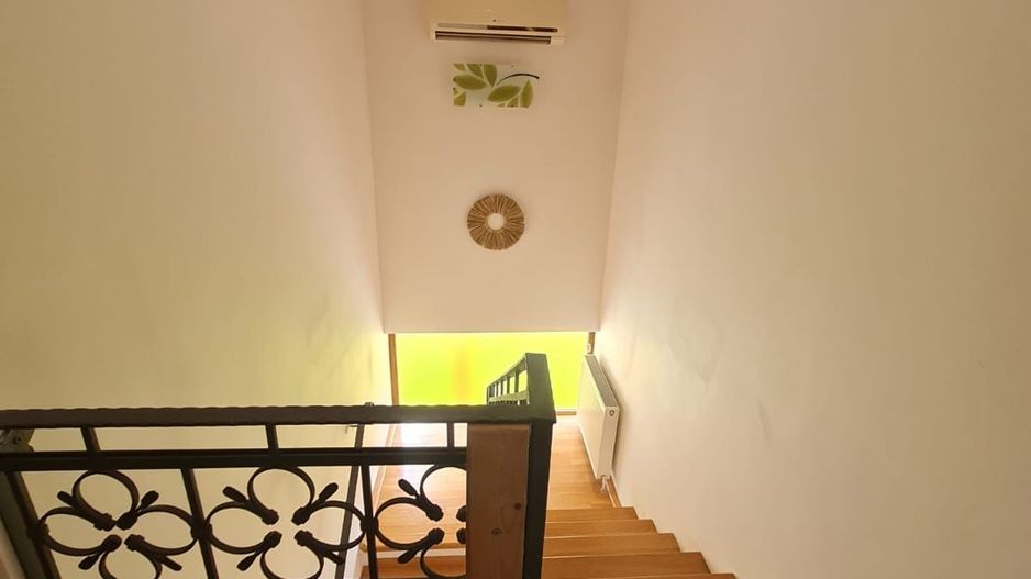 Vila spațioasă și recent renovată în Ghiroda! - Poză 52