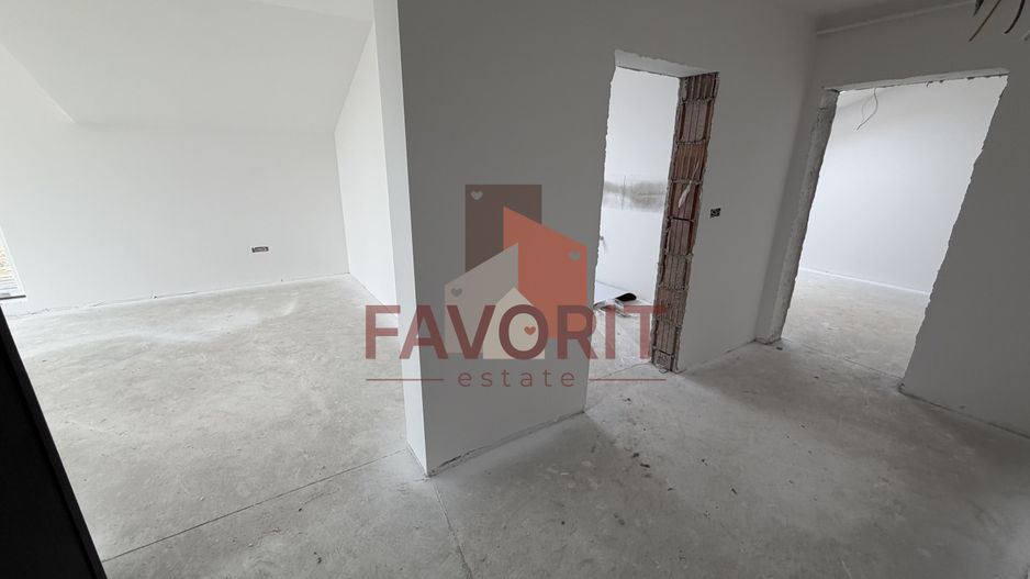 Decomandat. Zona Buziasului. Parcare in curte. - Poză 10