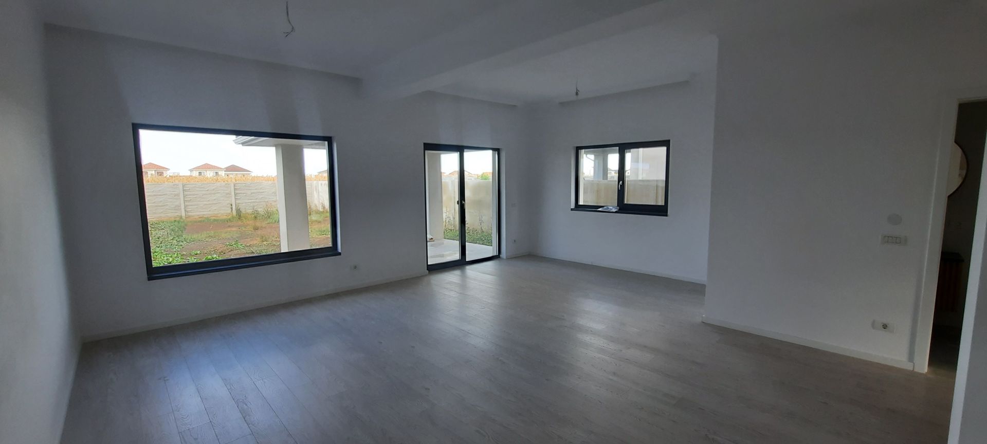 Duplex frumos cu arhitectura mediteraneana - Poză 4