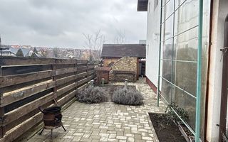 Casă spațioasă cu 4 camere, curte împrejmuită - Poză 2