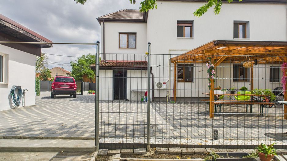 Vilă spațioasă cu 6 camere în Dumbrăvița - Poză 1